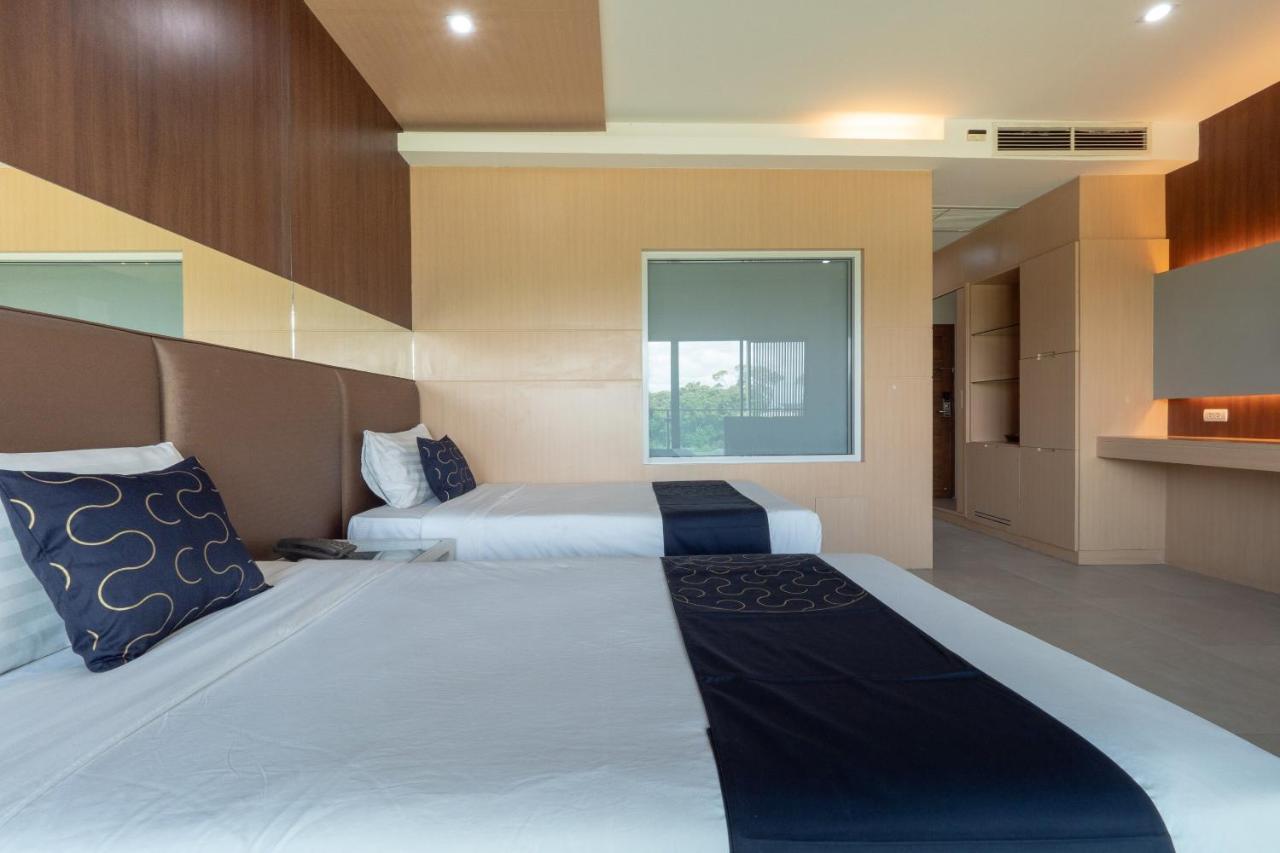 Capital O 1088 Golden Dragon Beach Resort Bang Lamung Exteriör bild